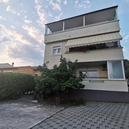 Nice Sunny Apartment Pula Exterior photo